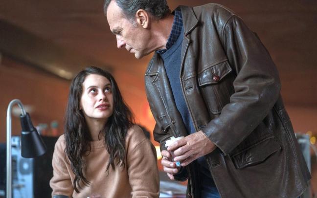 Milena Smit y Jos&eacute; Coronado, en &lsquo;La chica de nieve&rsquo;.