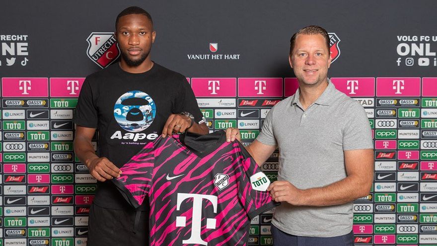 Modibo Sagnan posa con la camiseta del Utrecht.