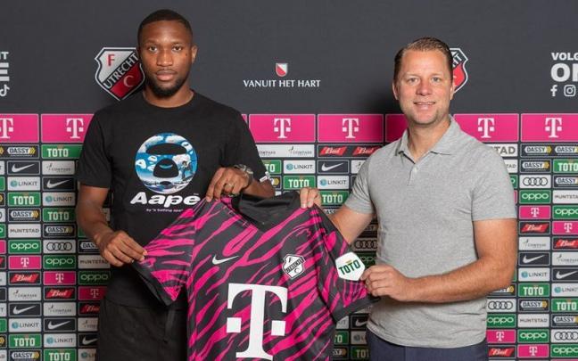 Modibo Sagnan posa con la camiseta del Utrecht.