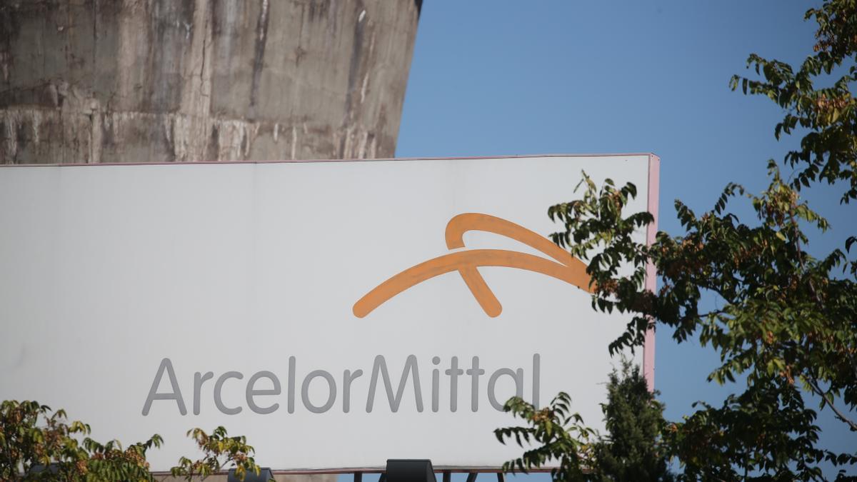 Placa de ArceloMittal en una de las plantas de la compañía.