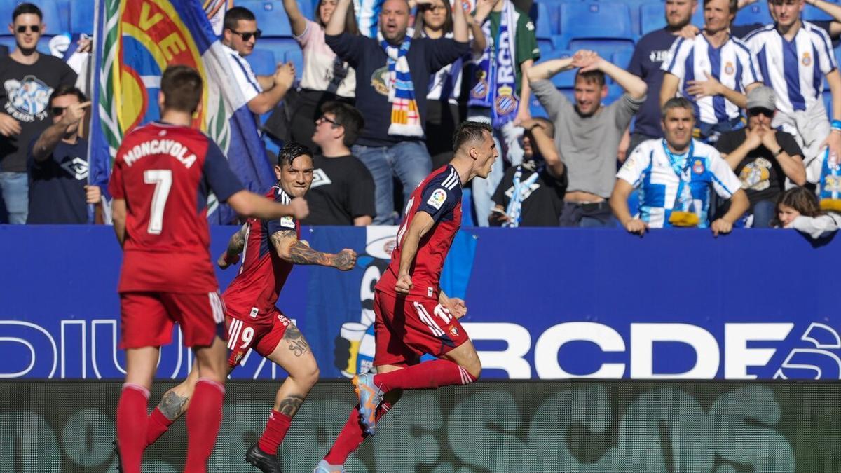 El delantero del Osasuna Ante Budimir celebra su gol durante el partido de primera división de LaLiga que enfrentó al Espanyol y el Osasuna.