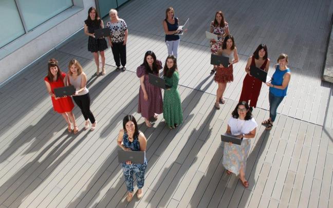 Integrantes del equipo TracasaWomenTIC, en la sede de ambas empresas.