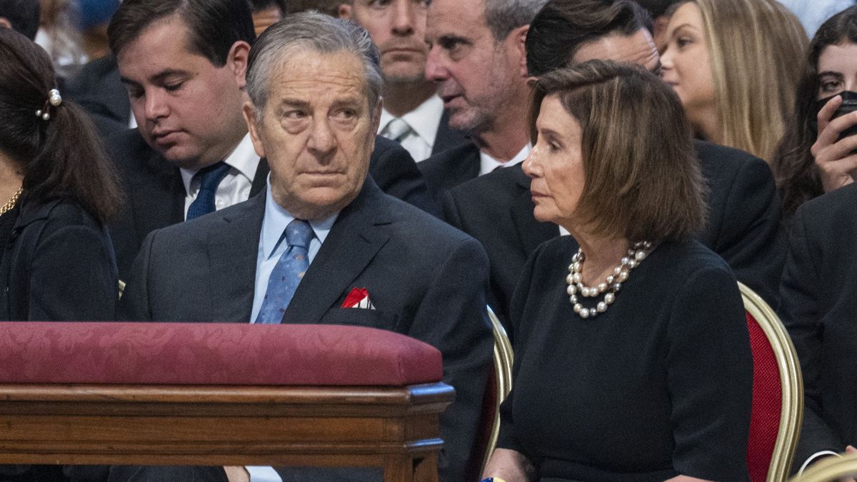 Paul Pelosi (izq.) junto a su mujer Nancy Pelosi (der.), presidenta de la Cámara de Representantes de EEUU.