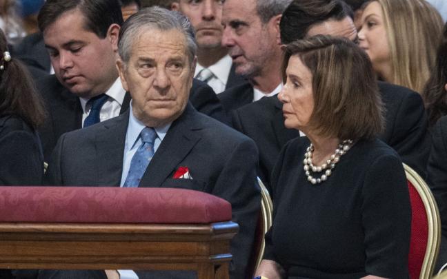 Paul Pelosi (izq.) junto a su mujer Nancy Pelosi (der.), presidenta de la Cámara de Representantes de EEUU. Paul Pelosi (izq.) junto a su mujer Nancy Pelosi (der.), presidenta de la Cámara de Representantes de EEUU.