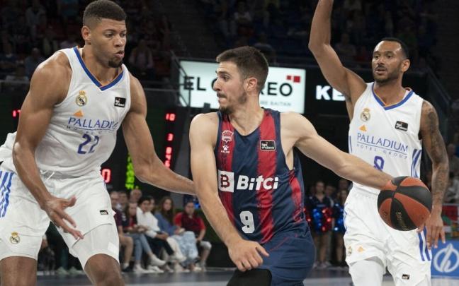 Marinkovic, ante Tavares durante la semifinal de la ACB