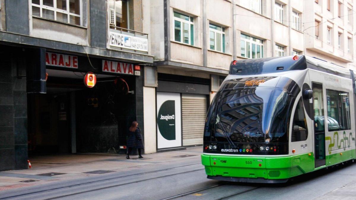 El tranvía a su paso por el centro de la ciudad.