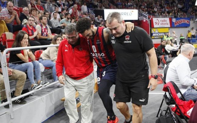 Howard se retira a los vestuarios sin poder apoyar la rodilla izquierda