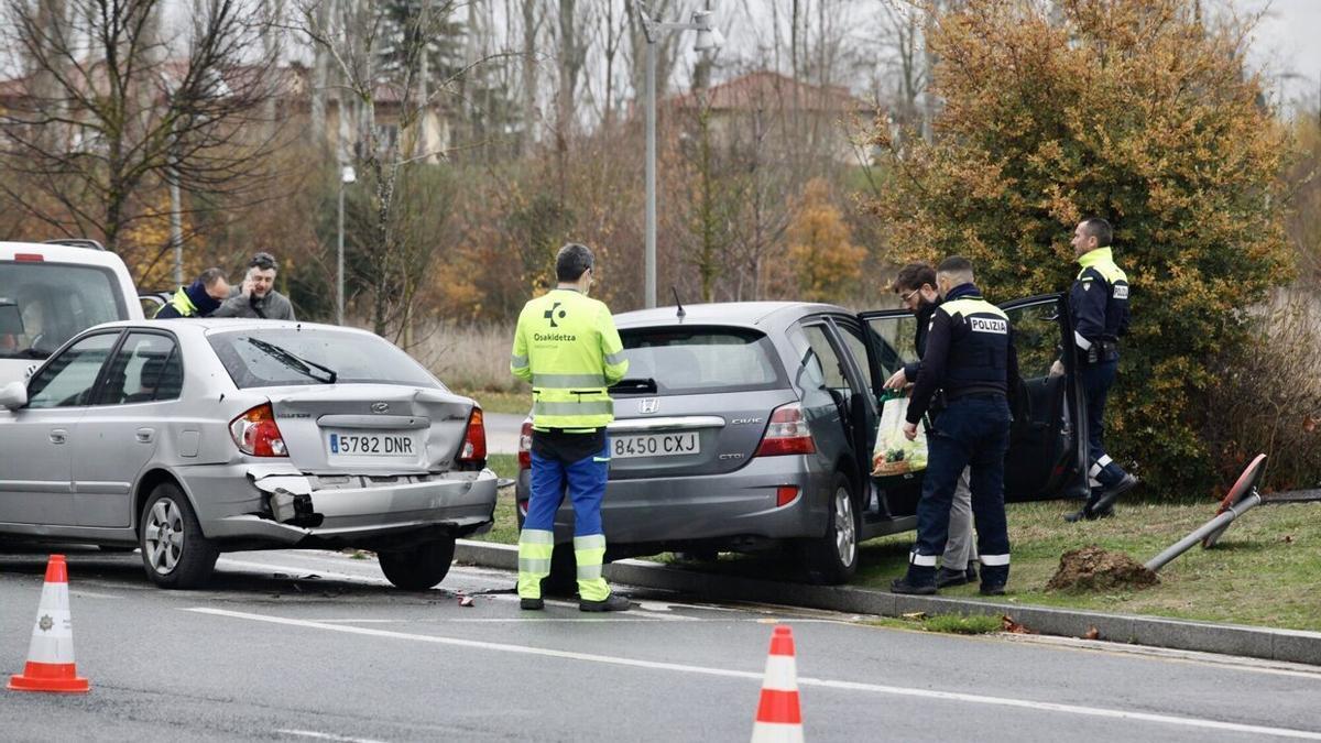 Accidente de tráfico en la rotonda de Alto de Armentia.