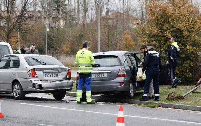 Accidente de tráfico en la rotonda de Alto de Armentia. Accidente de tráfico en la rotonda de Alto de Armentia.