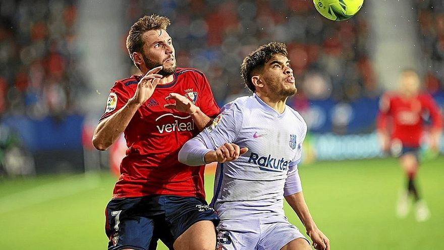 Pugna entre Moncayola y Abde en El Sadar, donde el marroquí marcó su primer y único gol con el Barça.