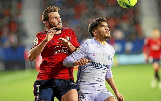 Pugna entre Moncayola y Abde en El Sadar, donde el marroqu&iacute; marc&oacute; su primer y &uacute;nico gol con el Bar&ccedil;a.