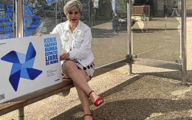 Muriel en una de las marquesinas de la localidad de Llodio. Muriel en una de las marquesinas de la localidad de Llodio.