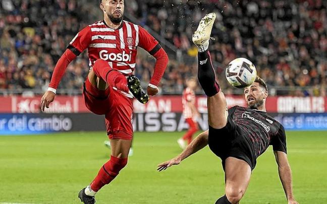 Yeray intenta despejar el balón ante Castellanos. | FOTO: EFE