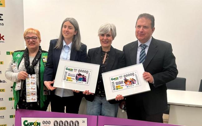 La directora de Emakunde, Miren Elgarresta, ha participado este martes en la presentación de dos cupones de la ONCE dedicados al 'Día de la Igualdad Salarial'. La directora de Emakunde, Miren Elgarresta, ha participado este martes en la presentación de dos cupones de la ONCE dedicados al 'Día de la Igualdad Salarial'.