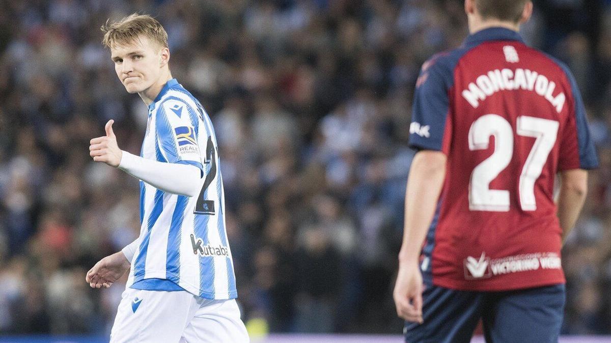 Odegaard hace un gesto de aprobación en un partido con la Real Sociedad ante Osasuna.