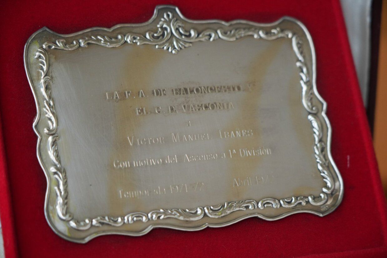 Al conseguir el ascenso a Primera Nacional en 1972, el Baskonia y la Federación Alavesa reconocieron el mérito de aquella plantilla entregando a cada jugador una placa conmemorativa. Cincuenta años después, algunos jugadores como ‘Pichu’ Ibáñez, propietario de la que se muestra en imagen, aún las conservan con cariño.