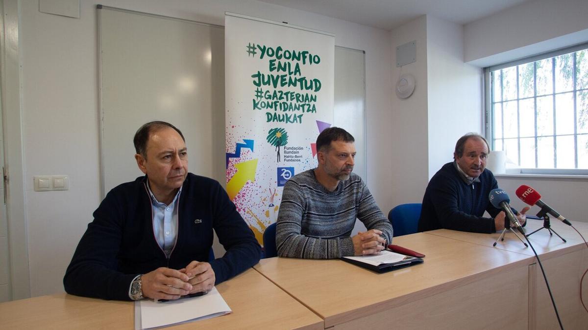 El presidente de la Fundación Caja Navarra, José Ángel Andrés, el director de la Escuela de Segunda Oportunidad de Fundación Ilundáin, Ángel Pardo, y el alcalde del Valle de Aranguren, Manolo Romero, en la