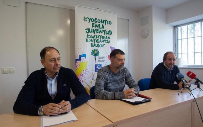 El presidente de la Fundación Caja Navarra, José Ángel Andrés, el director de la Escuela de Segunda Oportunidad de Fundación Ilundáin, Ángel Pardo, y el alcalde del Valle de Aranguren, Manolo Romero, en la
