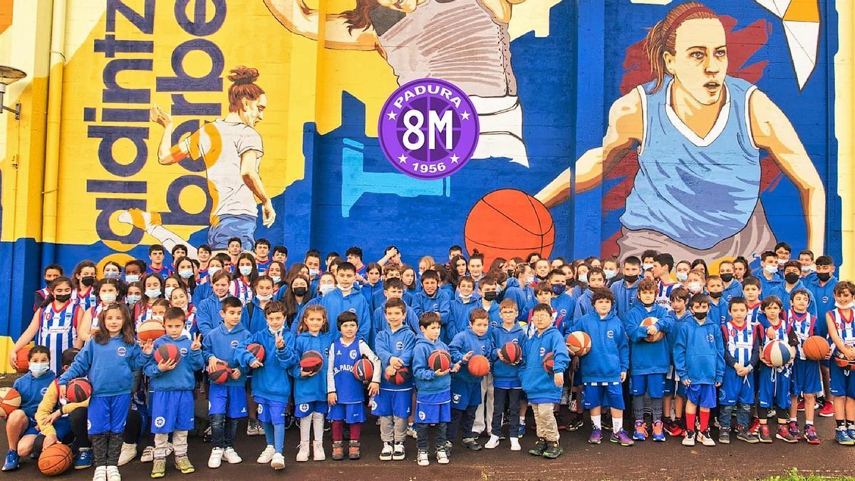 Diferentes categor&iacute;as del club de baloncesto de Arrigorriaga, en el acto del pasado 8-M.