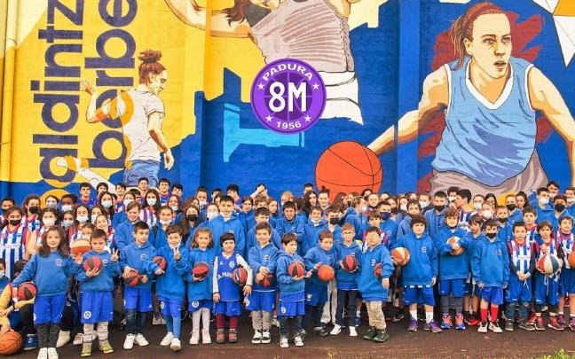 Diferentes categor&iacute;as del club de baloncesto de Arrigorriaga, en el acto del pasado 8-M.