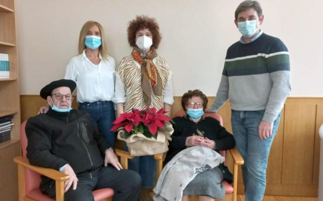 Pilar Unibaso, acompañada de su sobrino, recibió la visita de los responsables municipales.