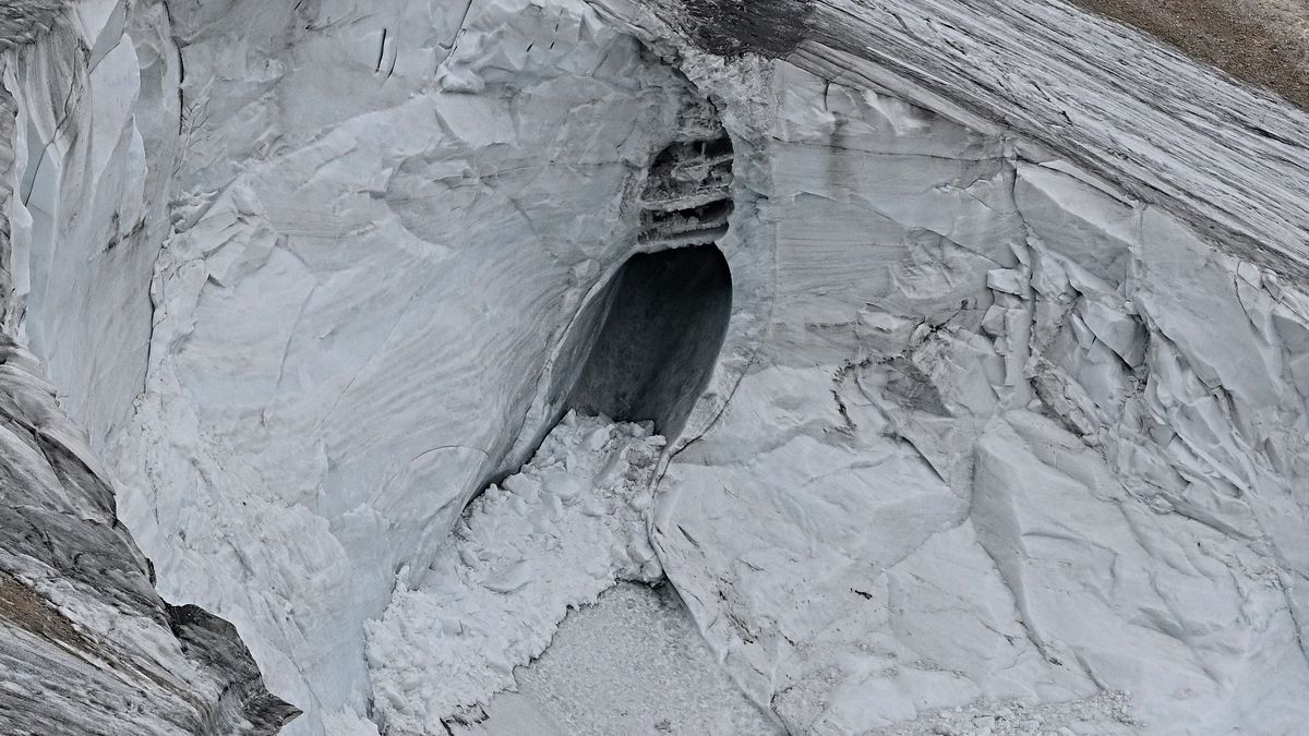Se desprende una parte de un glaciar en la Marmolada, en los Dolomitas (Alpes italianos).