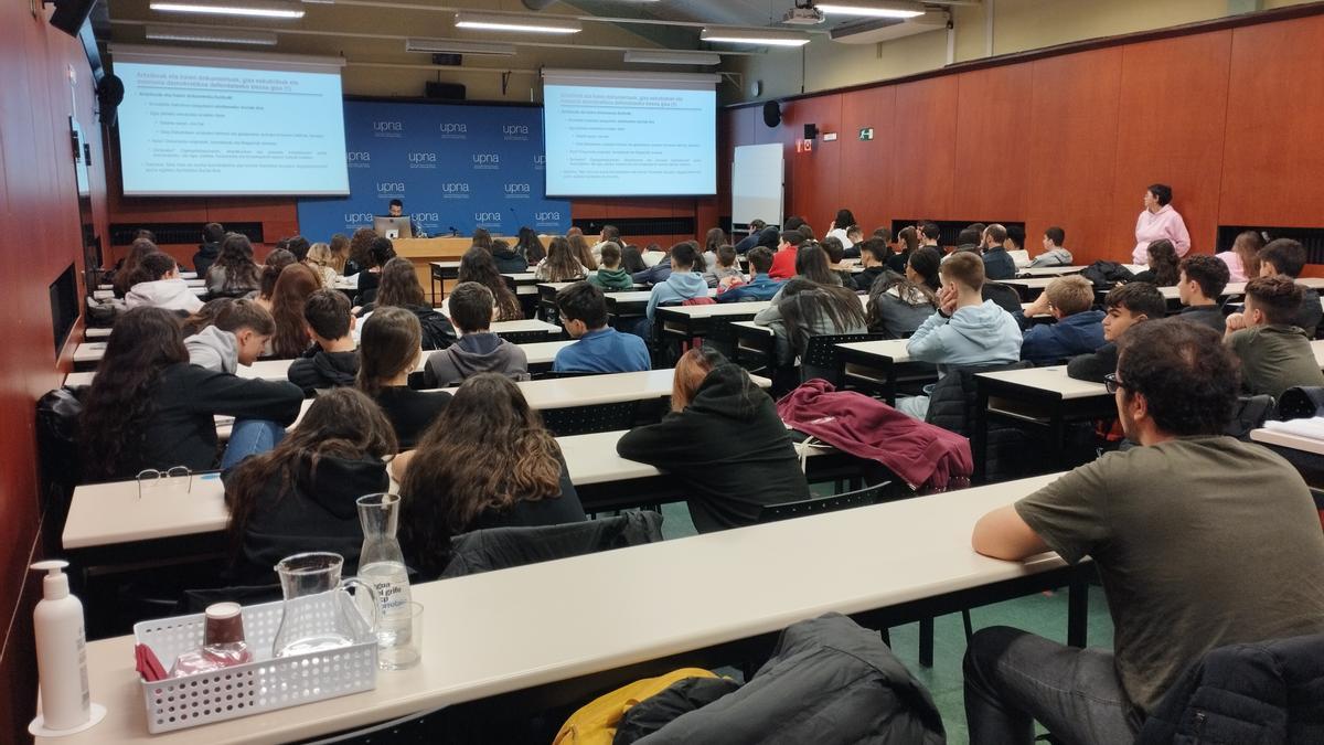 Taller impartido por Iñaki Montoia Ortigosa sobre el archivo histórico, dirigido a alumnos de secundaria.