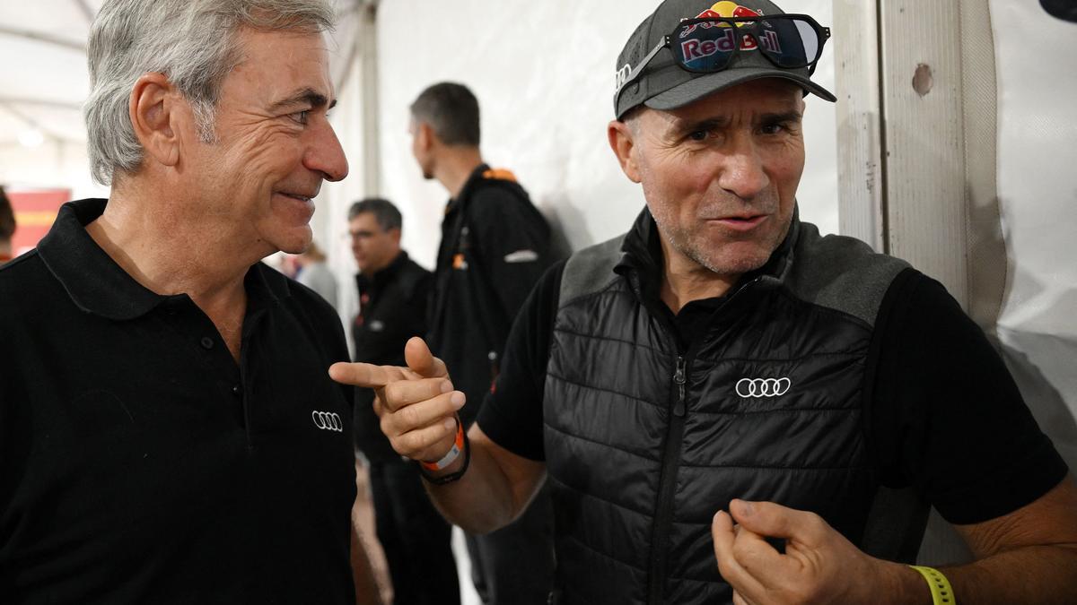 Carlos Sainz y Stephane Peterhansel, que competirán en Arabia Saudí con el Audi híbrido.