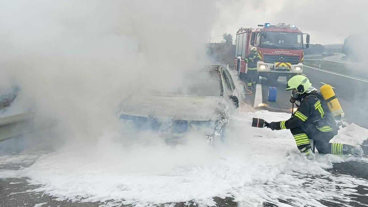 Imagen de las labores de extinción del vehículo