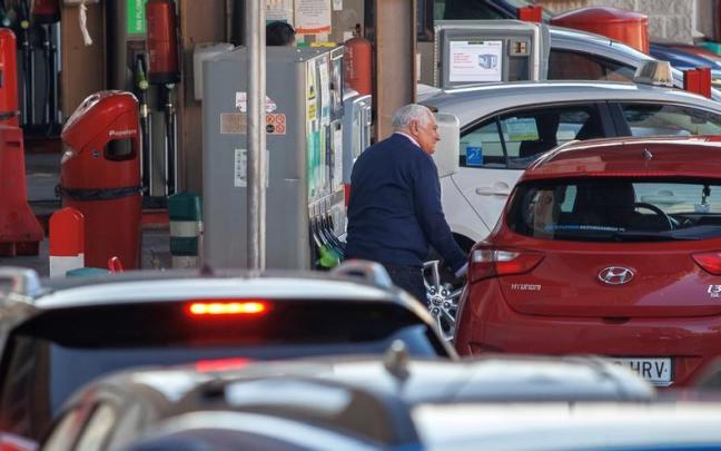 Un hombre echa gasolina a su vehículo en los últimos días antes de acabar la bonificación. Un hombre echa gasolina a su vehículo en los últimos días antes de acabar la bonificación.