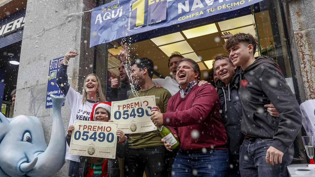 Varios agraciados con El Gordo, el número 05490, celebran en la administración 'El Elefante de Arenal', este jueves en Madrid.