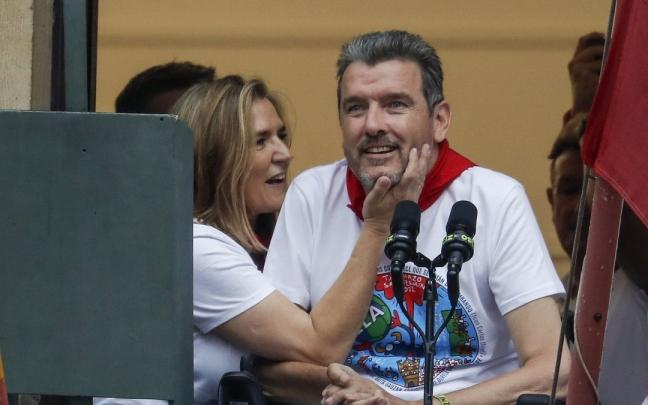 Juan Carlos Unzué y su mujer tras lanzar el Chupinazo. Juan Carlos Unzué y su mujer tras lanzar el Chupinazo.