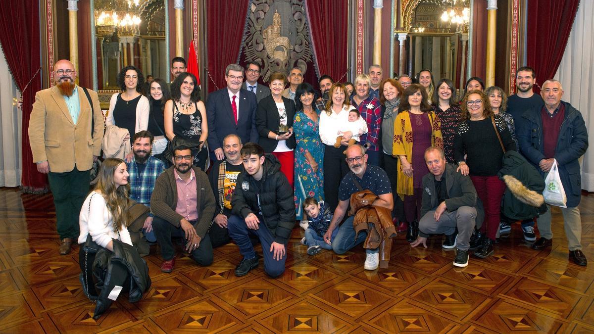 El alcalde, junto al concejal de Cultura, ha recibido este martes a la compañía Luna Llena