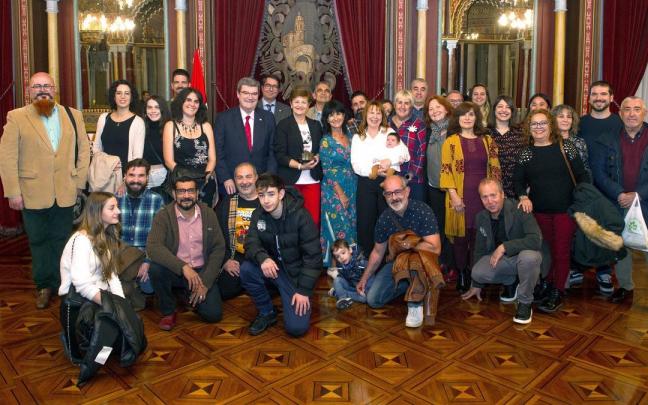 El alcalde, junto al concejal de Cultura, ha recibido este martes a la compañía Luna Llena El alcalde, junto al concejal de Cultura, ha recibido este martes a la compañía Luna Llena