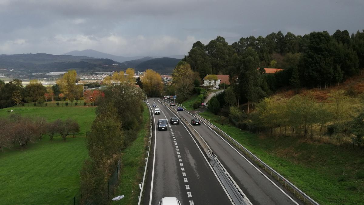 Vista del cruce de Galbarriatu hasta donde llega en la actual el tramo de un solo carril que será duplicado a lo largo de los próximos 14 meses