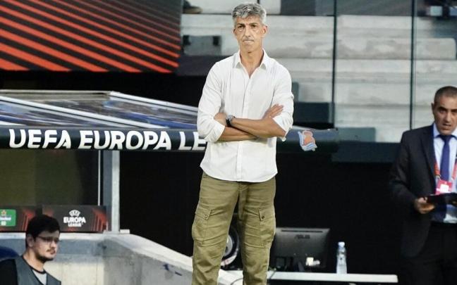 Imanol Alguacil, junto a su banquillo en Anoeta. Imanol Alguacil, junto a su banquillo en Anoeta.