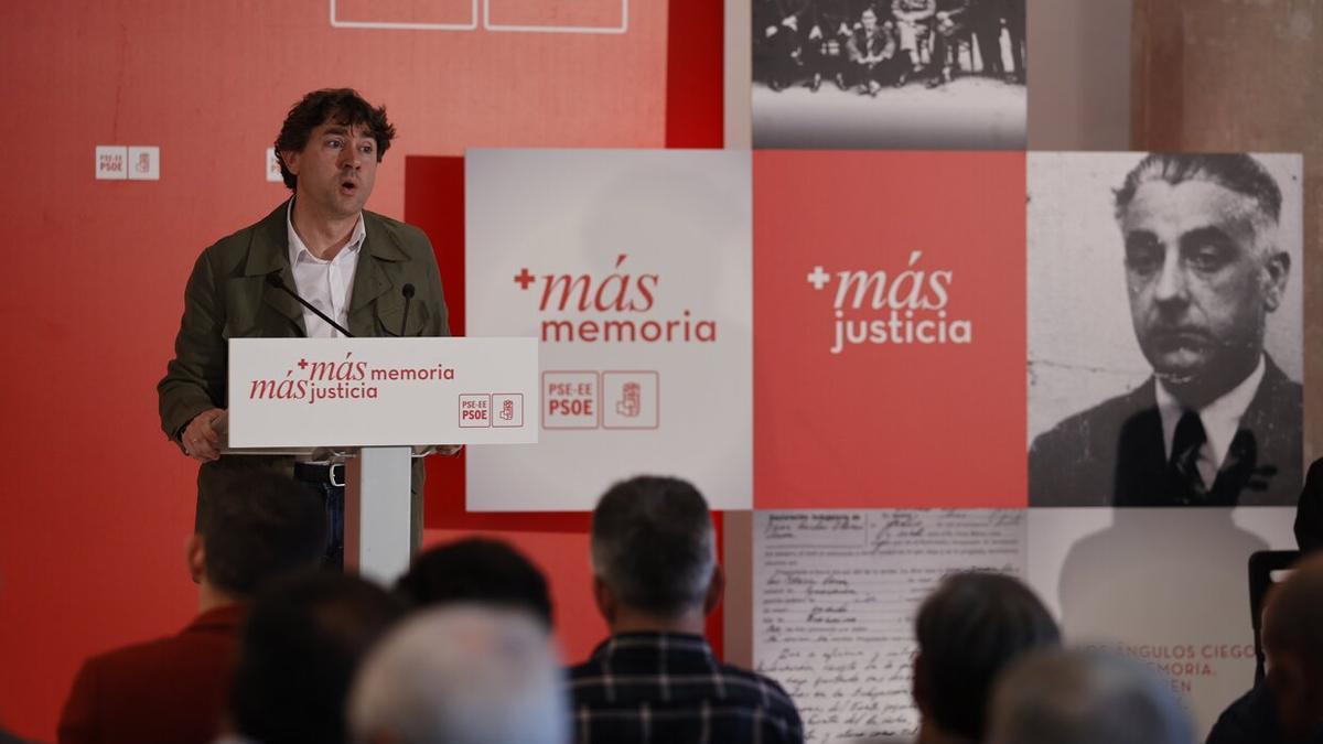 El secretario de los socialistas vascos, Eneko Andueza, participa en la jornada sobre Memoria Histórica y Democrática.