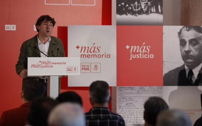 El secretario de los socialistas vascos, Eneko Andueza, participa en la jornada sobre Memoria Hist&oacute;rica y Democr&aacute;tica.