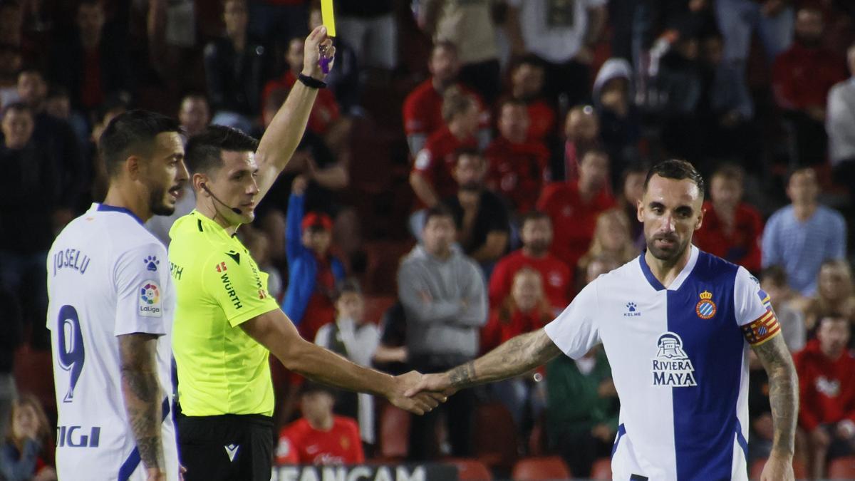 Sergi Darder (d), del RCD Espanyol, recibe tarjeta amarilla durante el encuentro contra el RCD Mallorca