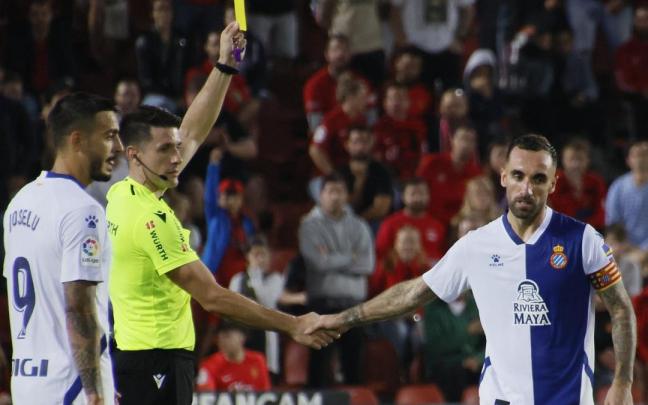 Sergi Darder (d), del RCD Espanyol, recibe tarjeta amarilla durante el encuentro contra el RCD Mallorca Sergi Darder (d), del RCD Espanyol, recibe tarjeta amarilla durante el encuentro contra el RCD Mallorca