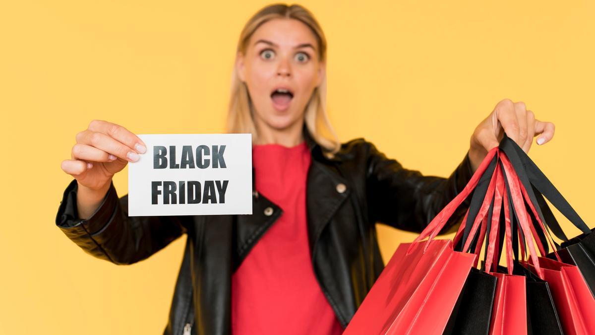 Una mujer realiza compras en el Black Friday.