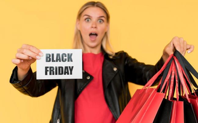Una mujer realiza compras en el Black Friday.
