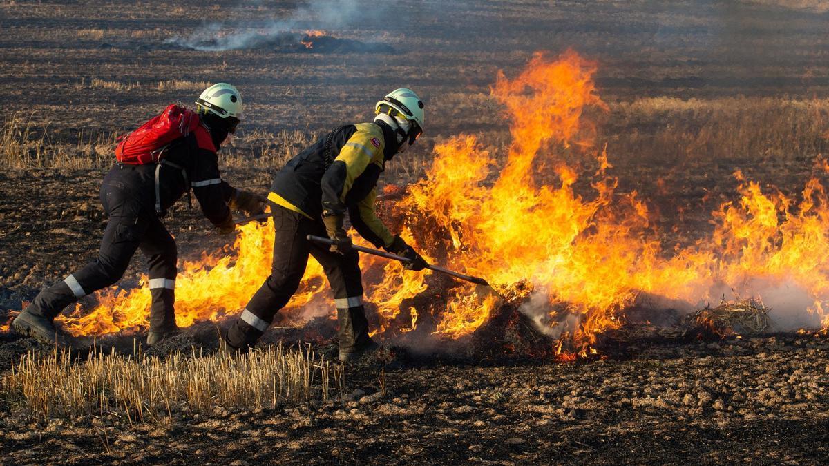 Bomberos apagan uno de los focos de un incendio en Galar.