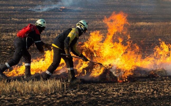 Bomberos apagan uno de los focos de un incendio en Galar.