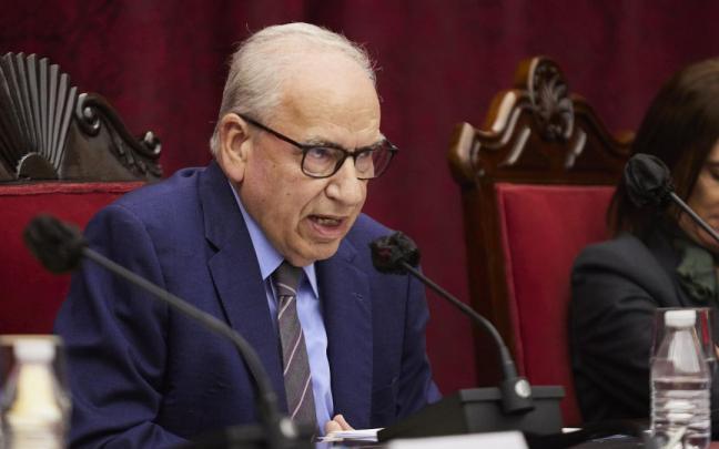 Alfonso Guerra, ayer durante la presentación de un libro en Sevilla. Alfonso Guerra, ayer durante la presentación de un libro en Sevilla.