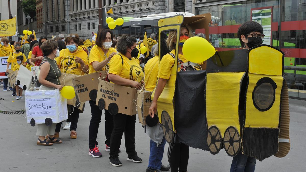 Protesta ciudadana para reclamar mejoras en el servicio ferroviario entre Bilbao y Santander.