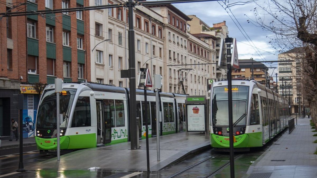 Convoyes del tranvía en la parada de la calle Florida de Vitoria