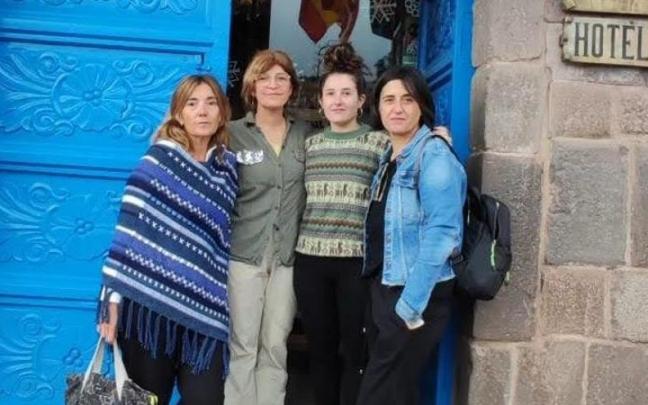 Olga Ansoáin, Saioa Arizaleta, Begoña Fernández y Estefanía Beunza, en la puerta del hotel de Cuzco.