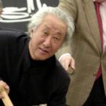 Isozaki cubre la primera piedra de su proyecto Isozaki Atea en Bilbao en 2002.