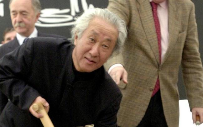 Isozaki cubre la primera piedra de su proyecto Isozaki Atea en Bilbao en 2002.